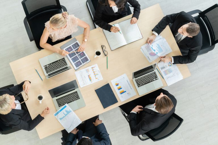 Immobilienteam bespricht digitale Marketingstrategie am Konferenztisch